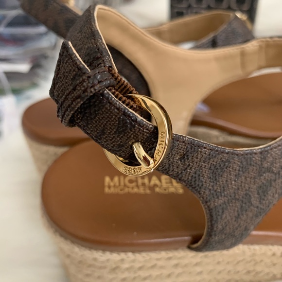 MK Laney Thong Sandals - Picture 3 of 9